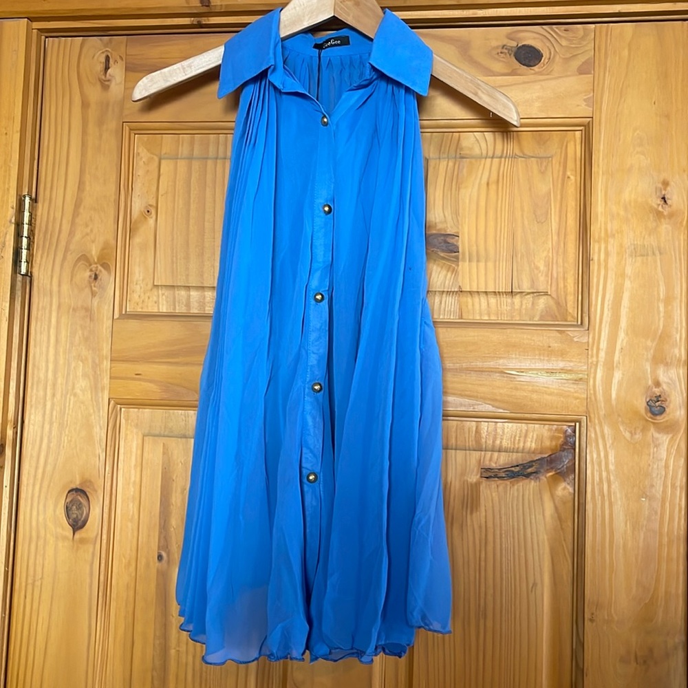 *NEW* Sleeveless blouse, One Size Fits All.￼